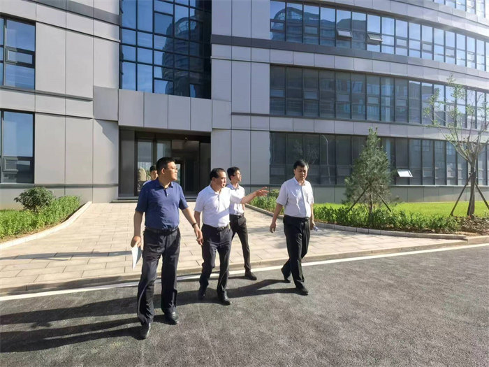 集團(tuán)董事長(zhǎng)張子毅對(duì)勁牛生物園進(jìn)行介紹